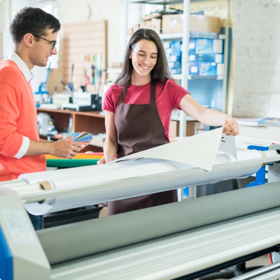 Drukwerkers werken aan printmachine.