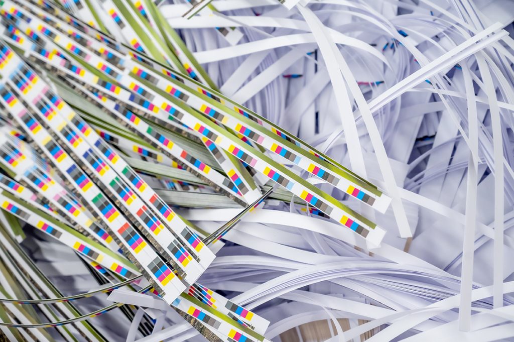 Geschredderd papier met gekleurde stroken