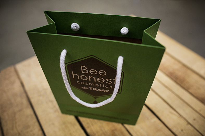 Groene tas Bee Honest Cosmetics de Traay.