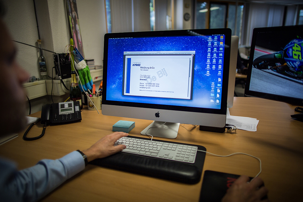 Man werkt aan computer op kantoor