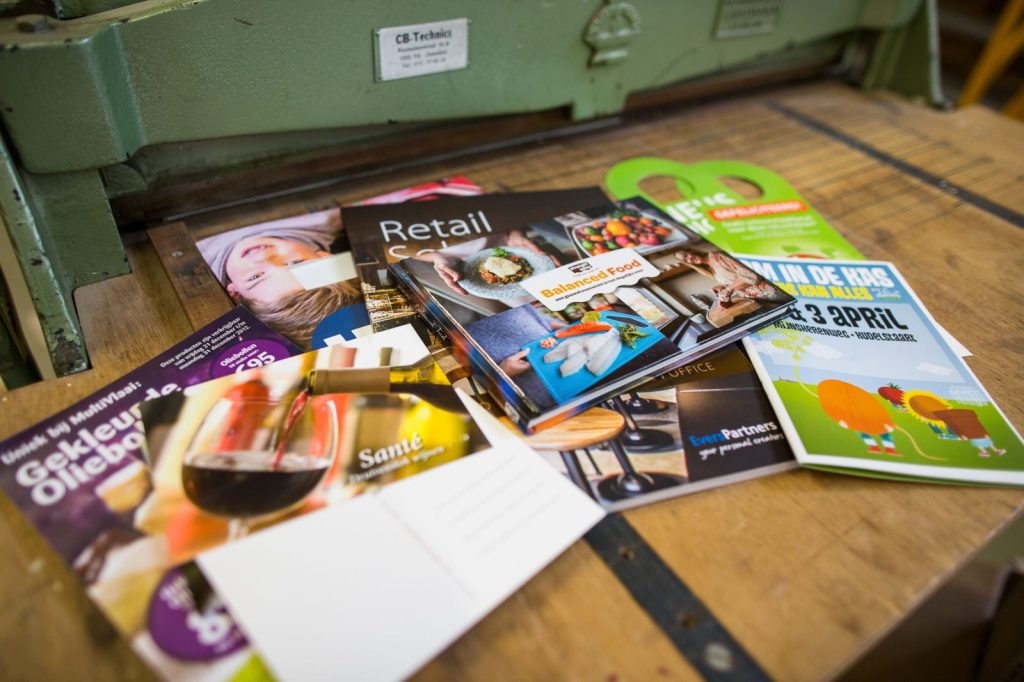 Diverse brochures op tafel in drukkerij